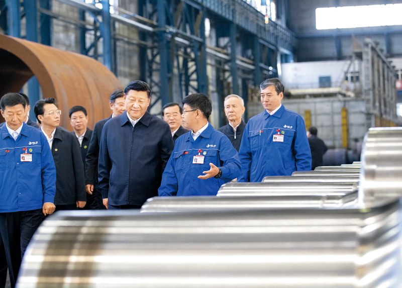 2018年9月25日至28日，中共中央总书记、国家主席、中央军委主席习近平在东北三省考察，主持召开深入推进东北振兴座谈会。这是26日上午，习近平在黑龙江齐齐哈尔中国一重集团有限emc网页版登录车间察看企业生产情况。 新华社记者 王晔/摄